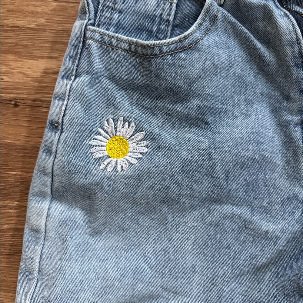 Stradivarius jeans Blue Denim Women's Shorts with Daisy Embroidery - Picture 4 of 9